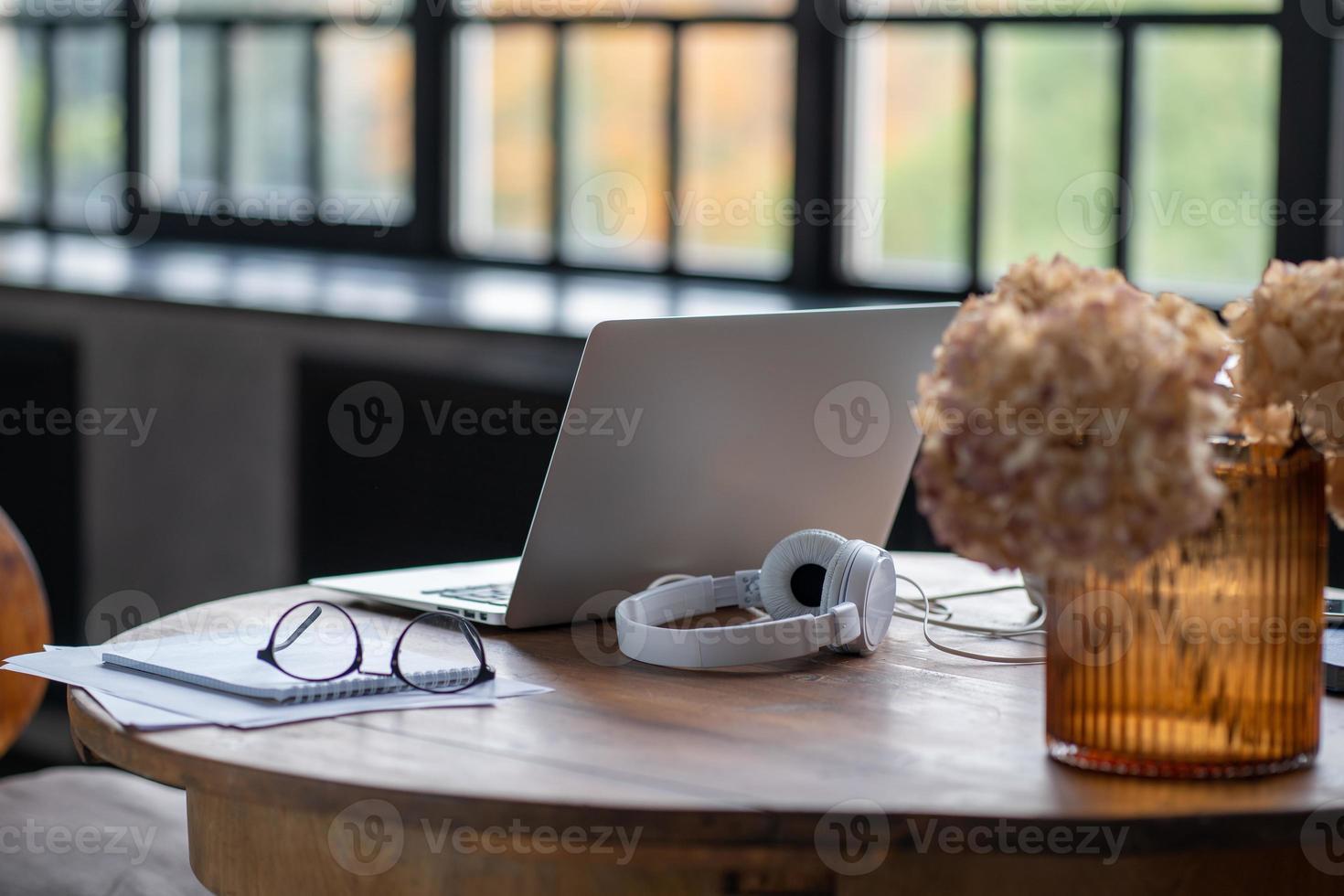 frilansande skrivbord med laptop. Distans utbildning. karantän, självisolering, sociofobi. onlineinlärning, distansarbete foto