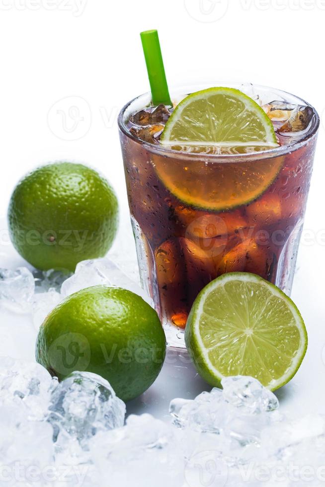 fräsch cocktail med coladrink och lime foto