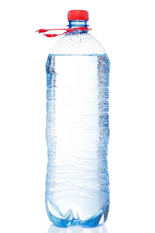 flaska kallt vatten foto