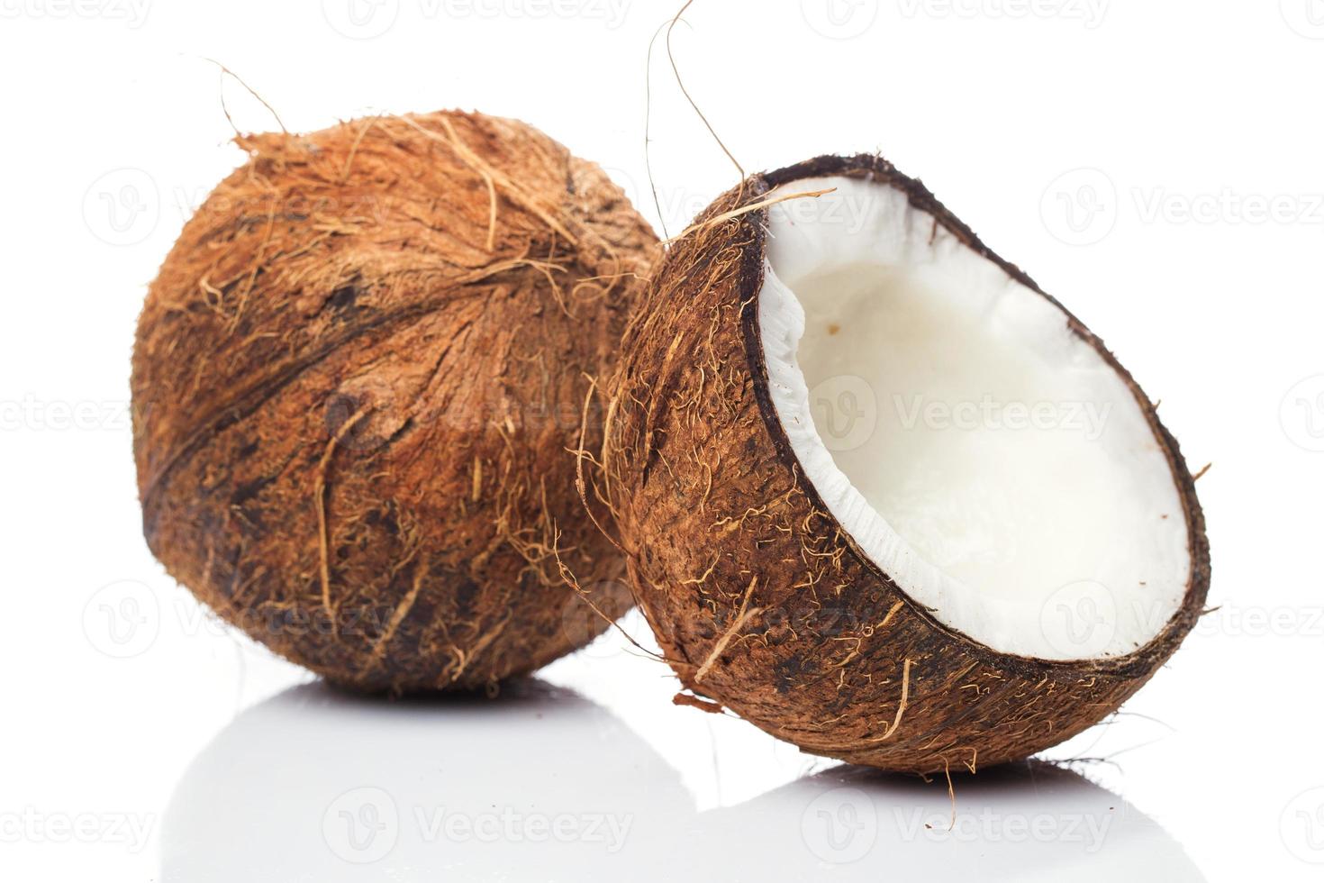 kokosnötter på vit bakgrund foto