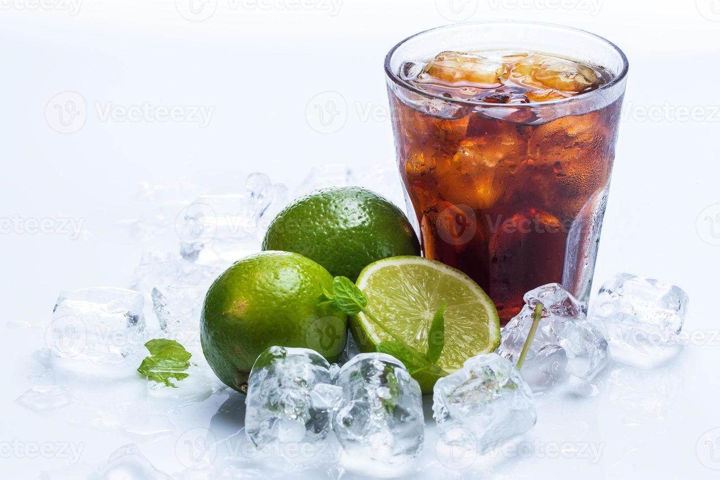 fräsch cocktail med coladrink och lime foto