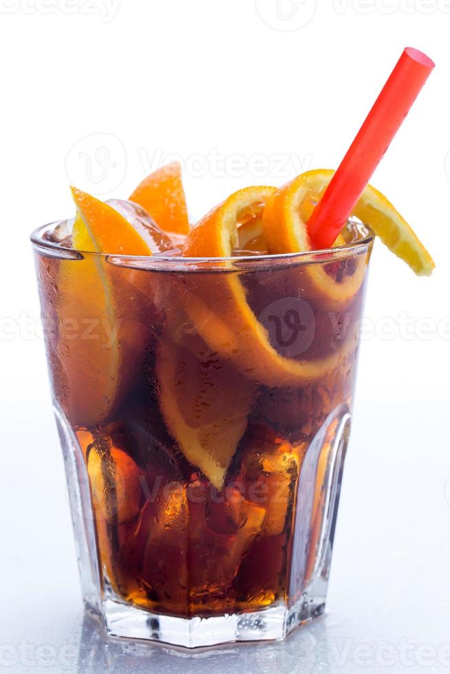 kall cocktail med orange frukt foto