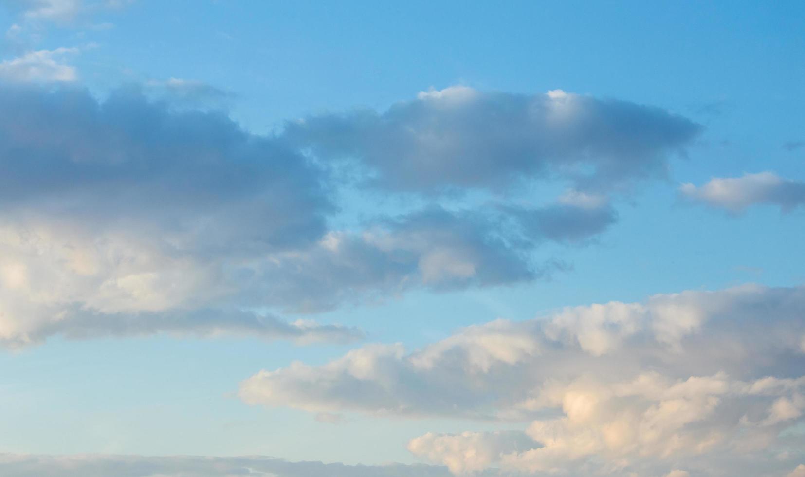 vackra moln på den blå himlen foto