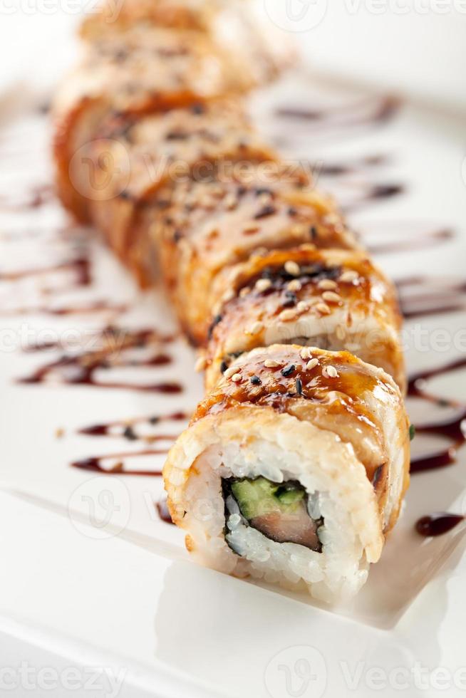 lax och rökt ål maki sushi foto
