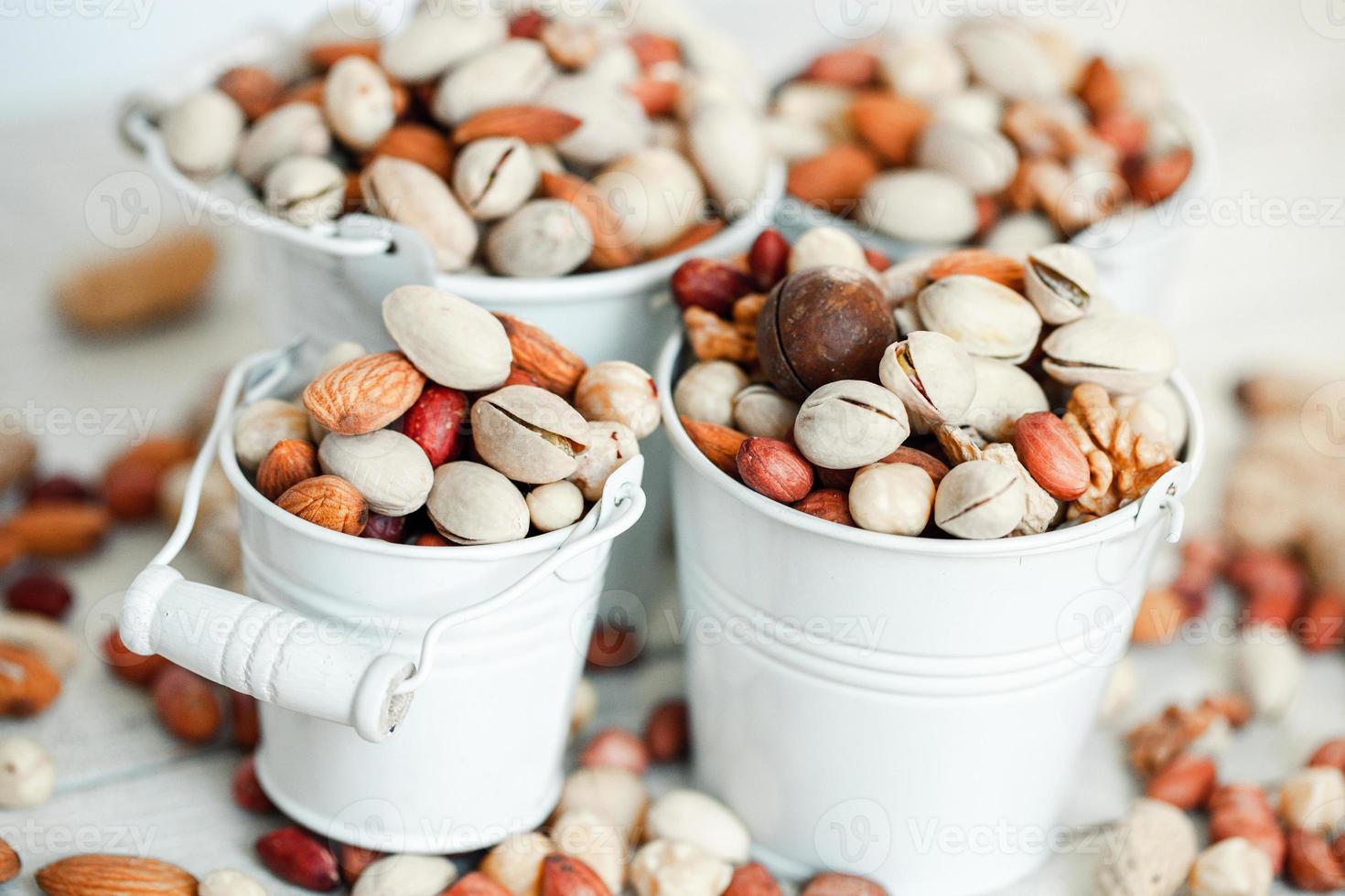 diverse nötter för en bakgrund mandel, valnöt, cashew, pistagenötter, hasselnötter, jordnötter, macadamia samling av olika sorter av nötter. sammansättning med torkad frukt hälsosam mat. organisk. foto