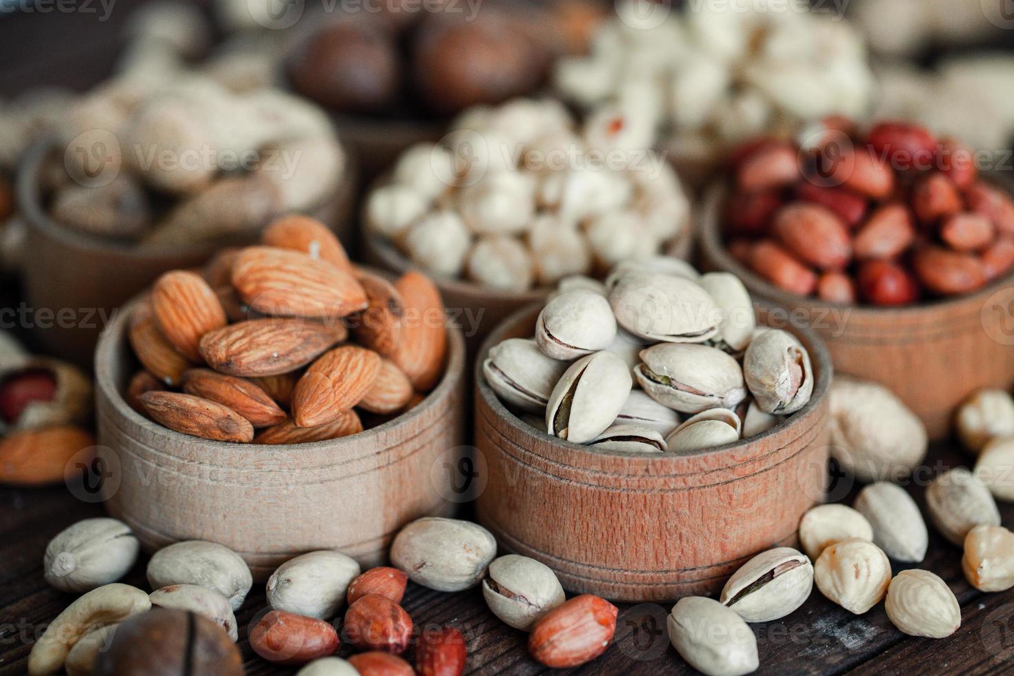 diverse nötter för en bakgrund mandel, valnöt, cashew, pistagenötter, hasselnötter, jordnötter, macadamia samling av olika sorter av nötter. sammansättning med torkad frukt hälsosam mat. organisk. foto