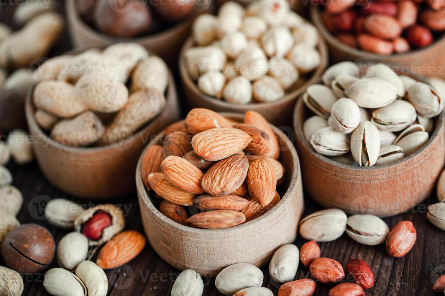 diverse nötter för en bakgrund mandel, valnöt, cashew, pistagenötter, hasselnötter, jordnötter, macadamia samling av olika sorter av nötter. sammansättning med torkad frukt hälsosam mat. organisk. foto