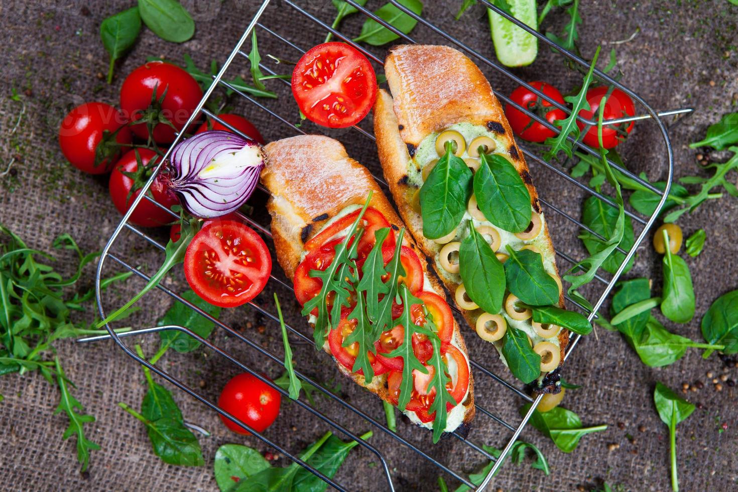 aptitretande bruschetta. traditionell italiensk bruschetta. smörgås med lax och grönsaker. utsökt hälsosam mat. europeiskt kök. foto