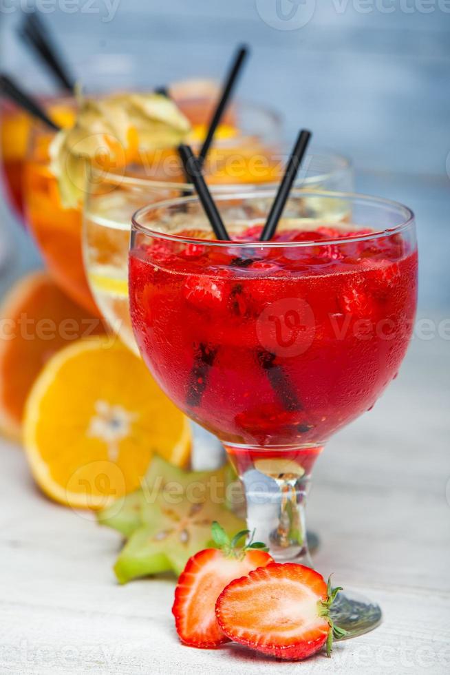 olika alkoholhaltiga cocktails på vit bakgrund. färgglada cocktails närbild. fruktjuice cocktaildrink. diverse cocktaildrinkar. glas fruktdrycker med isbitar på bordet i caféet foto