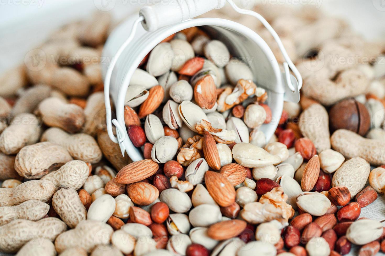 diverse nötter för en bakgrund mandel, valnöt, cashew, pistagenötter, hasselnötter, jordnötter, macadamia samling av olika sorter av nötter. sammansättning med torkad frukt hälsosam mat. organisk. foto