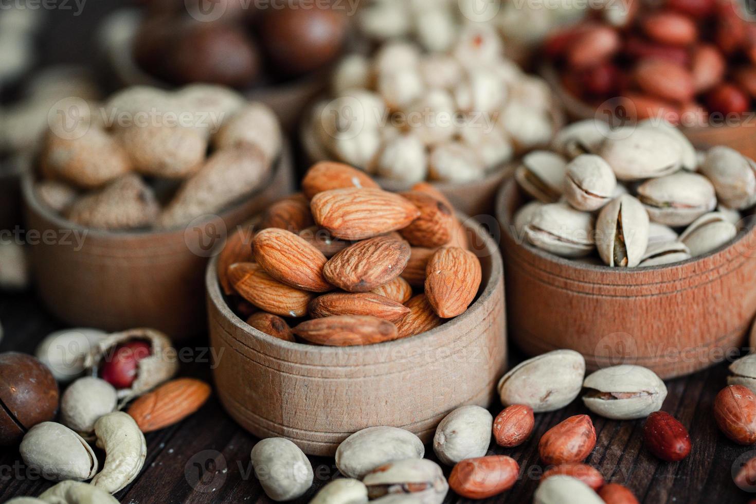 diverse nötter för en bakgrund mandel, valnöt, cashew, pistagenötter, hasselnötter, jordnötter, macadamia samling av olika sorter av nötter. sammansättning med torkad frukt hälsosam mat. organisk. foto