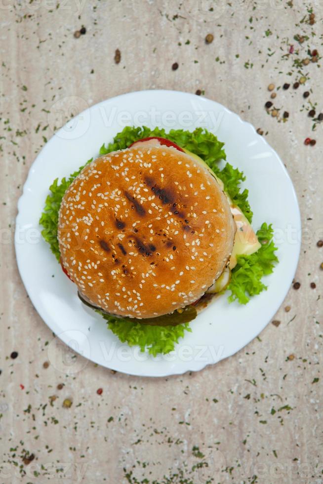 hamburgare ovanifrån på träbakgrunden. hamburgare, hemlagad hamburgare med färska grönsaker.biffburgare. foto