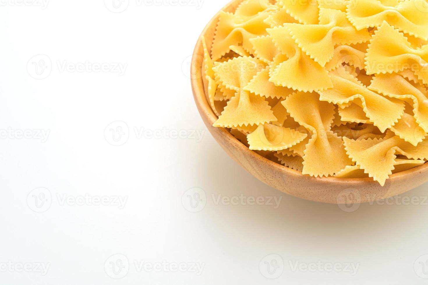 torr okokt farfalle pasta på vit bakgrund foto