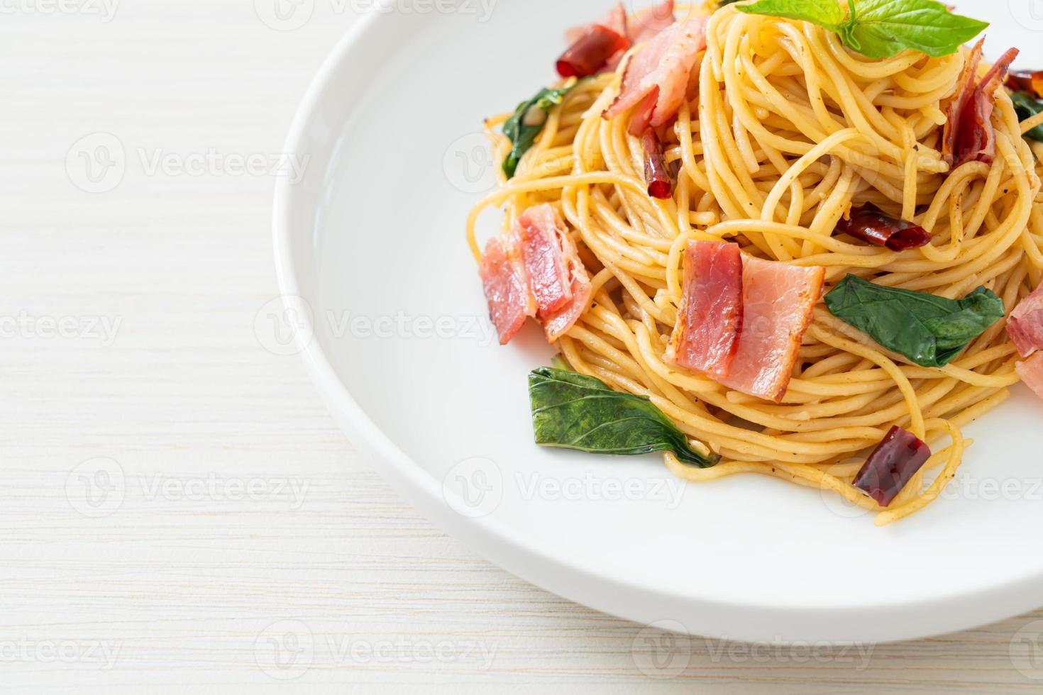stekt spaghetti med torkad chili och bacon foto