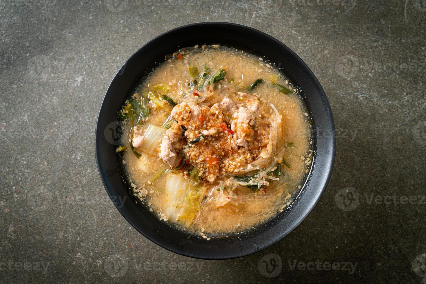 sukiyaki soppa med fläsk i thailändsk stil foto