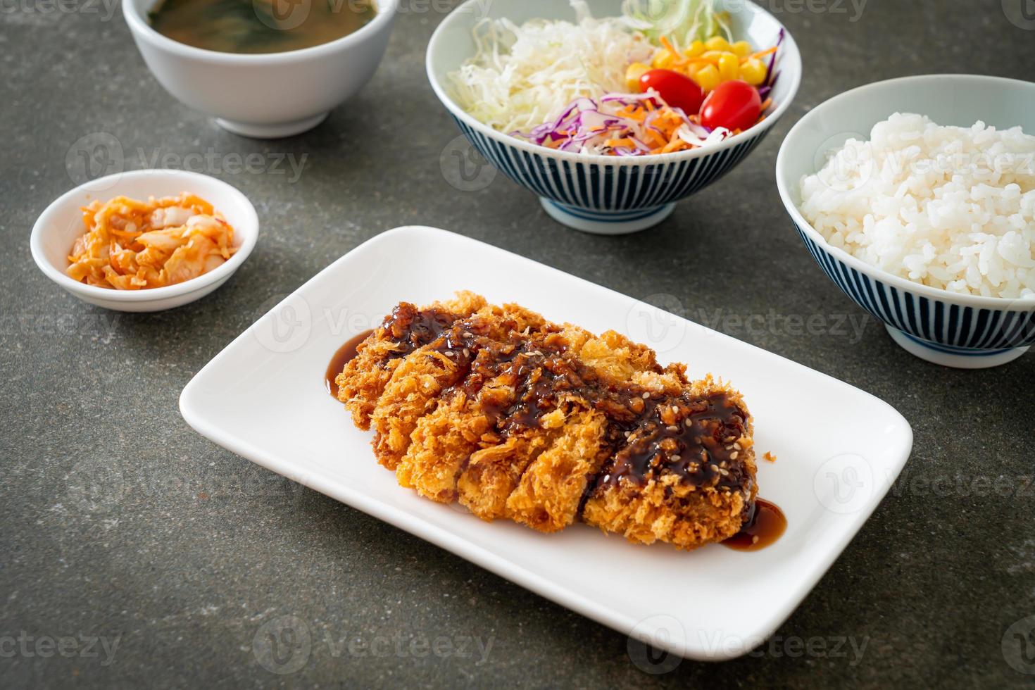 tonkatsu - japansk fläskkotlett friterad med risuppsättning foto