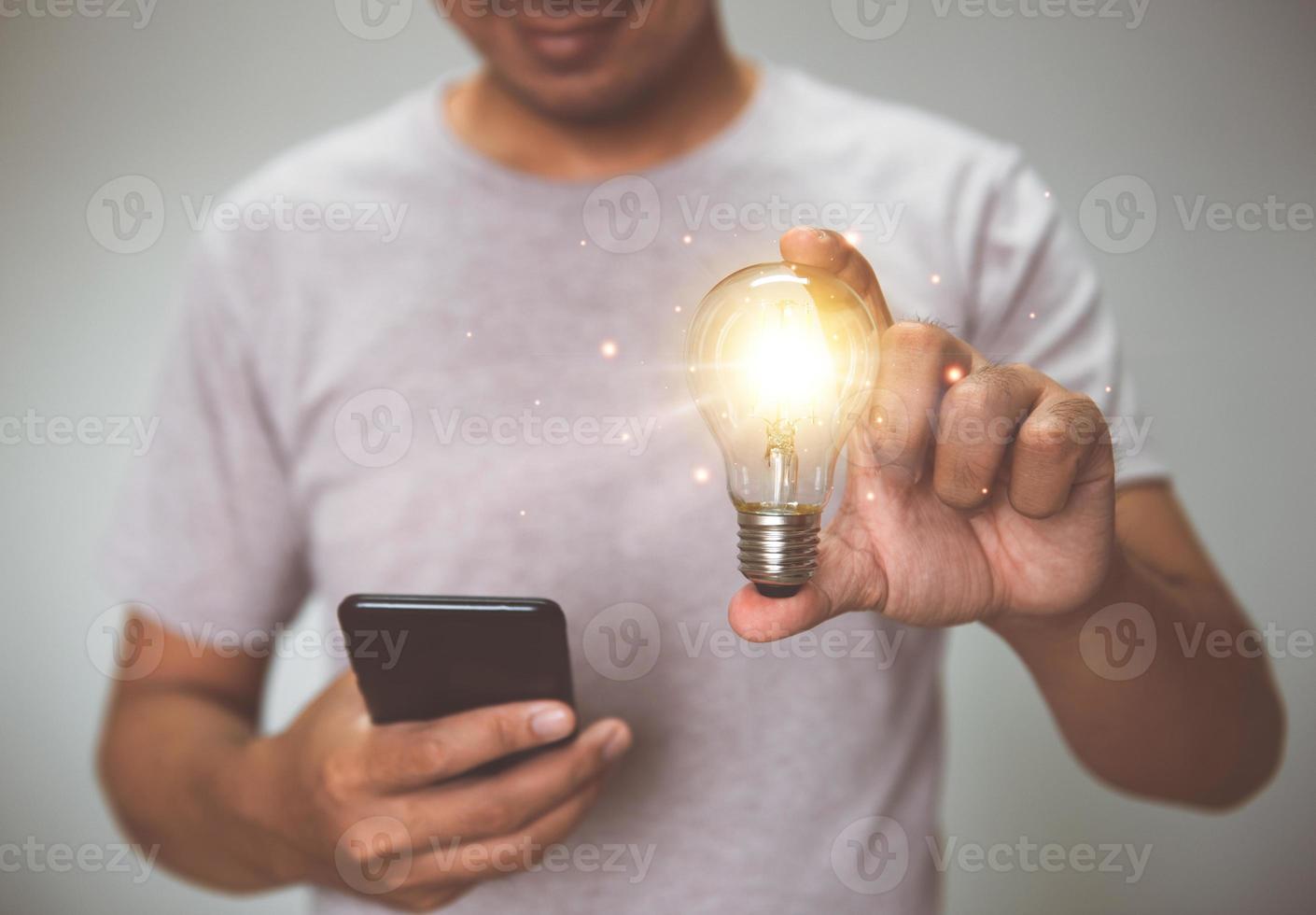 hand som håller glödlampa. idé med innovation och inspiration. foto