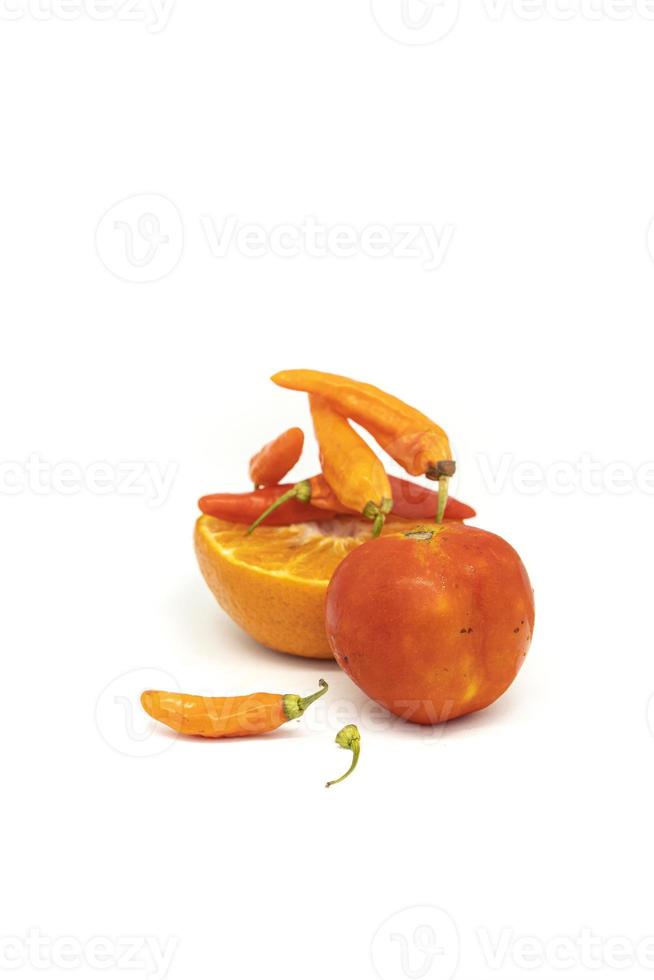 grönsakstomater, chili och färska citrusfrukter på en vit bakgrund foto