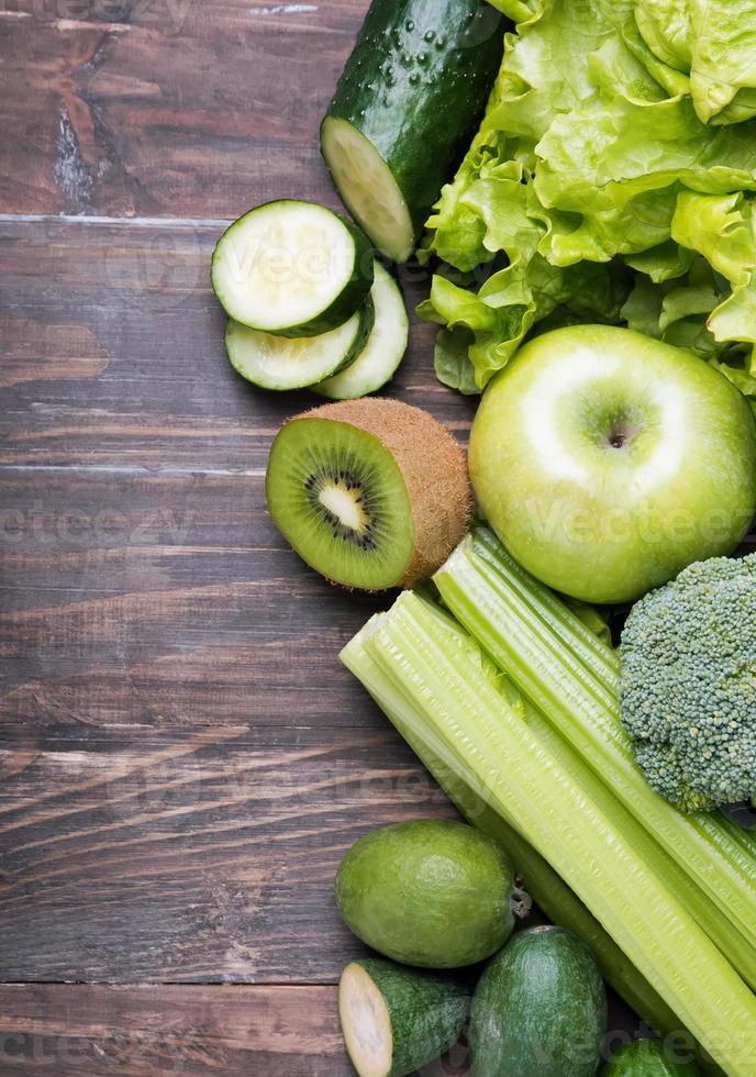 frukt och grönsaker med grön färg foto