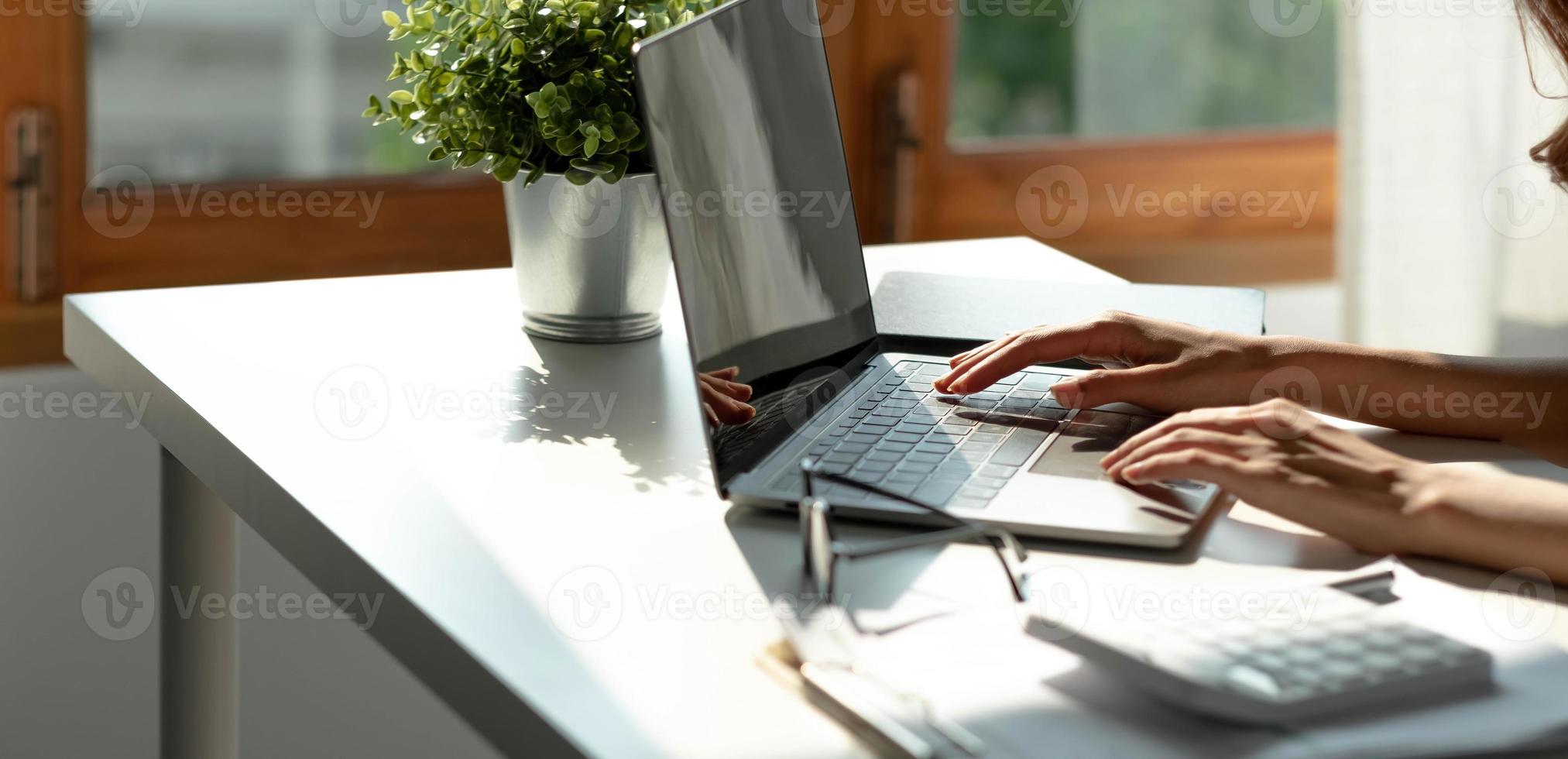 asiatisk kvinna kontrollerar onlinebeställningsinformation på datorn och använder kreditkortsinformationen som anges på datorn. foto