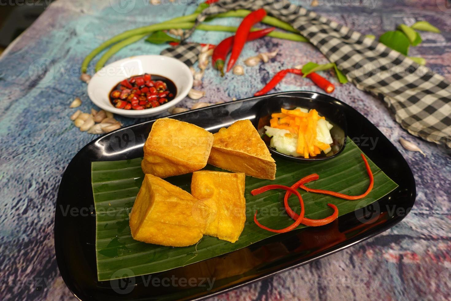 indonesisk maträtt friterad tofu, tahu goreng foto