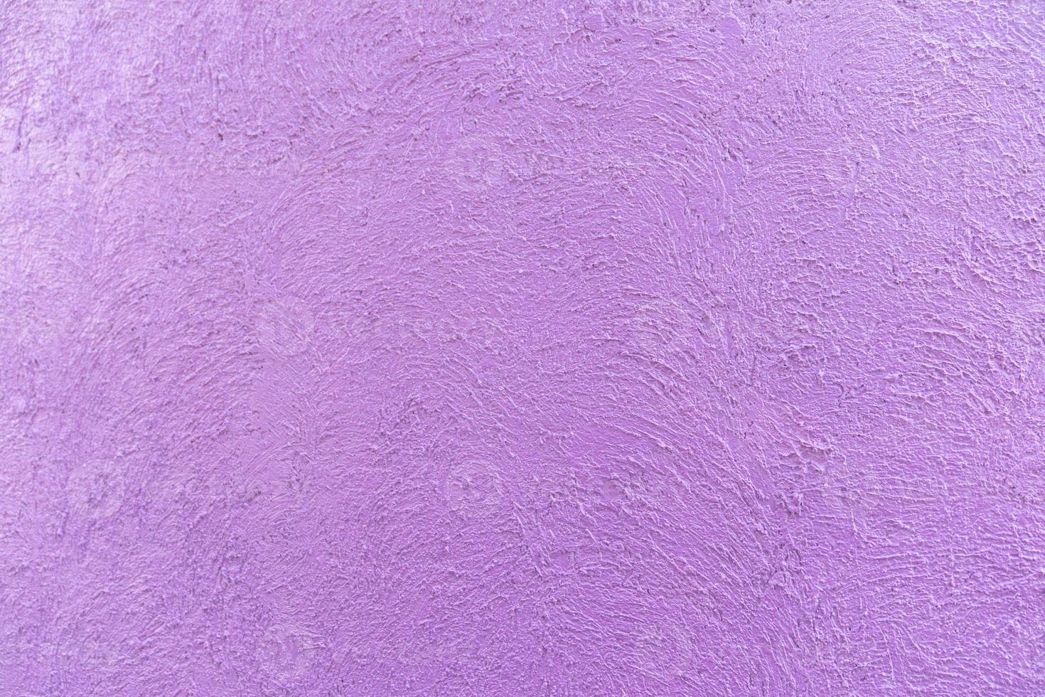 lila - violett färg på den abstrakta slumpmässiga strukturkurvan cement på väggen på eftermiddagen. foto