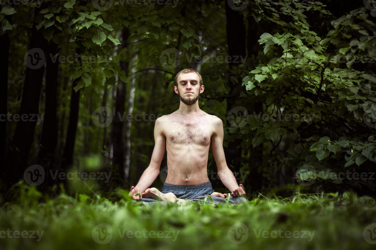 yoga man mediterar vid solnedgången. manlig modell av meditation i fridfull harmoni foto