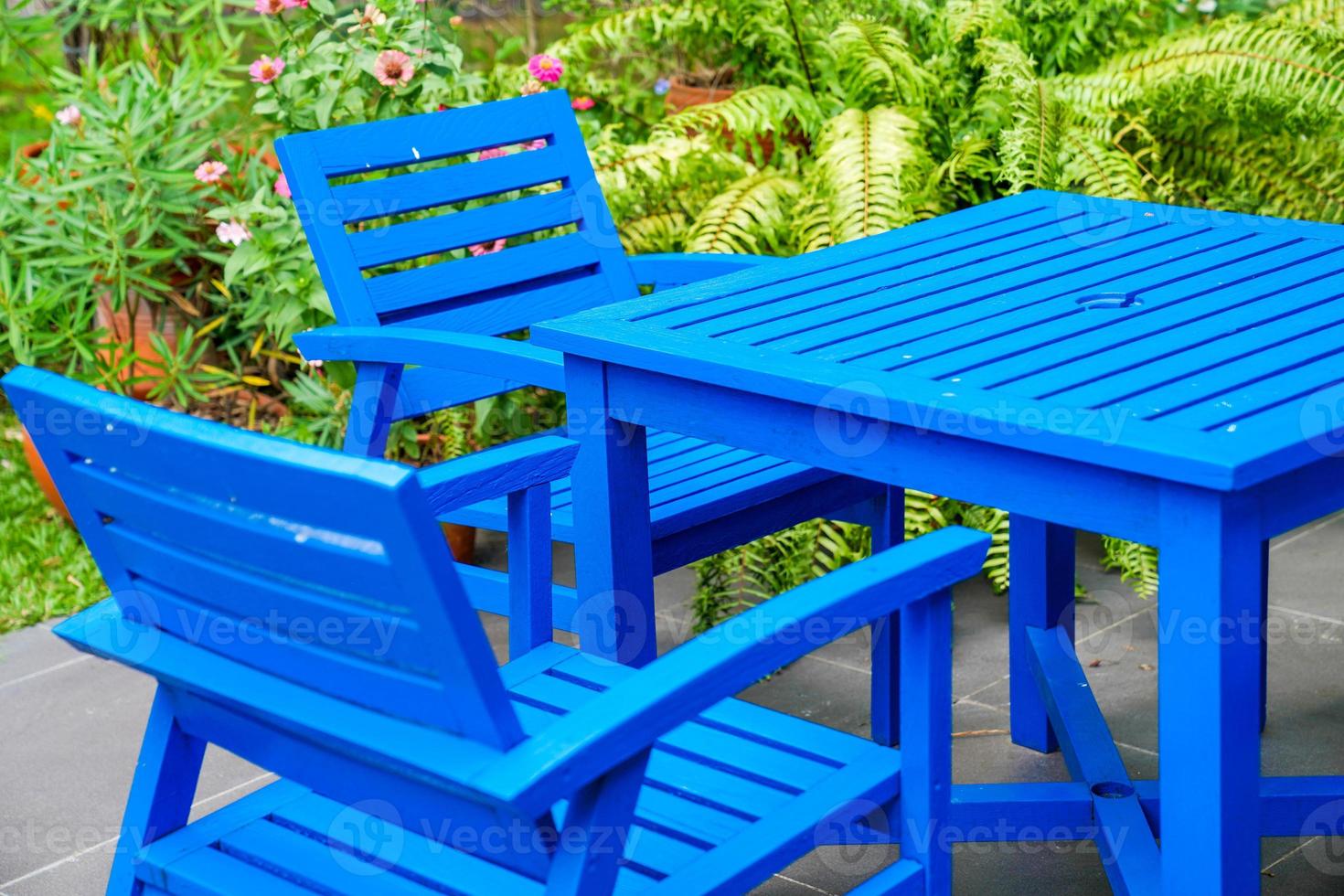 blå trästol och bord i trädgården foto