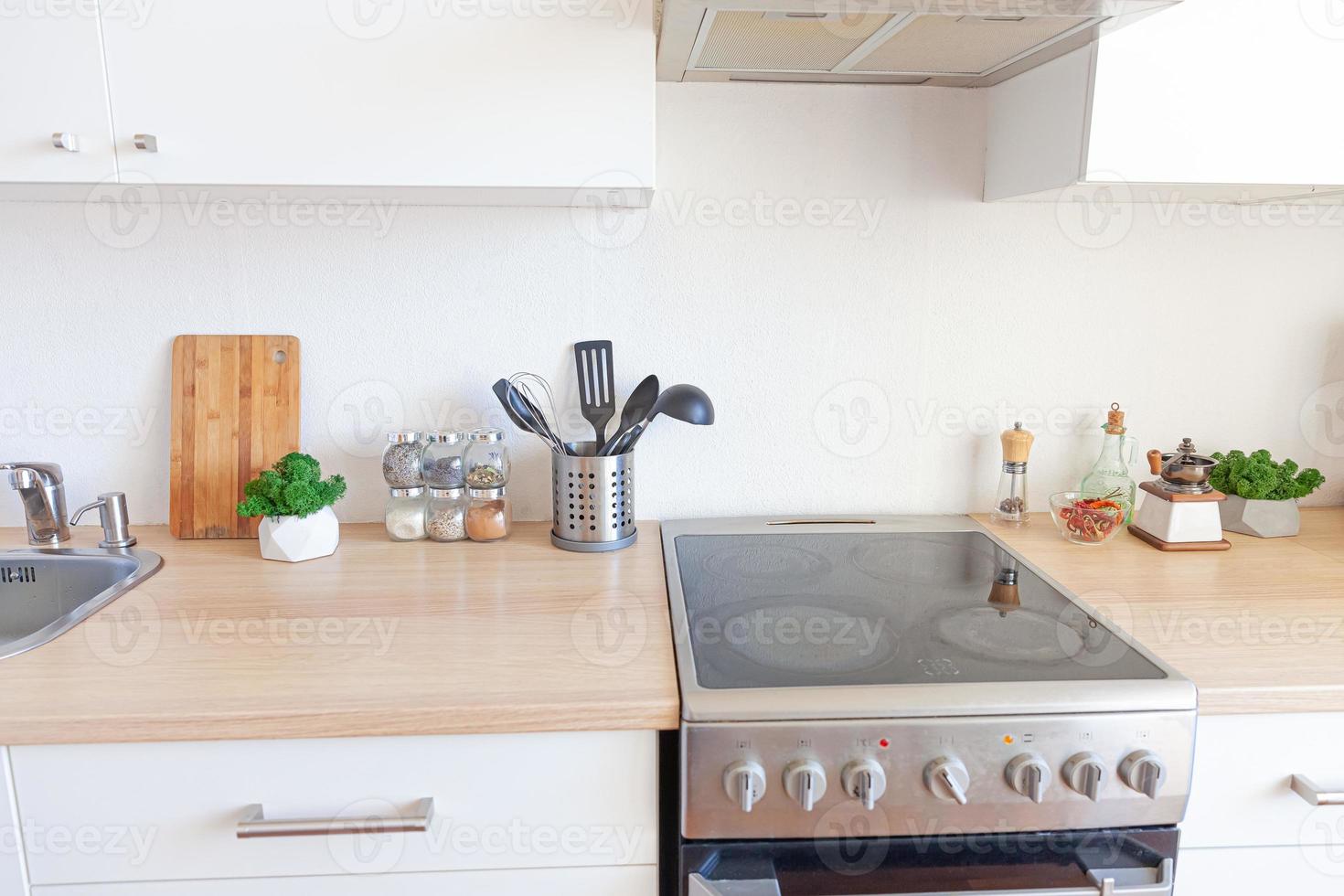 skandinaviskt klassiskt minimalistiskt kök med vita och trädetaljer. modernt vitt kök ren modern stil inredning. foto