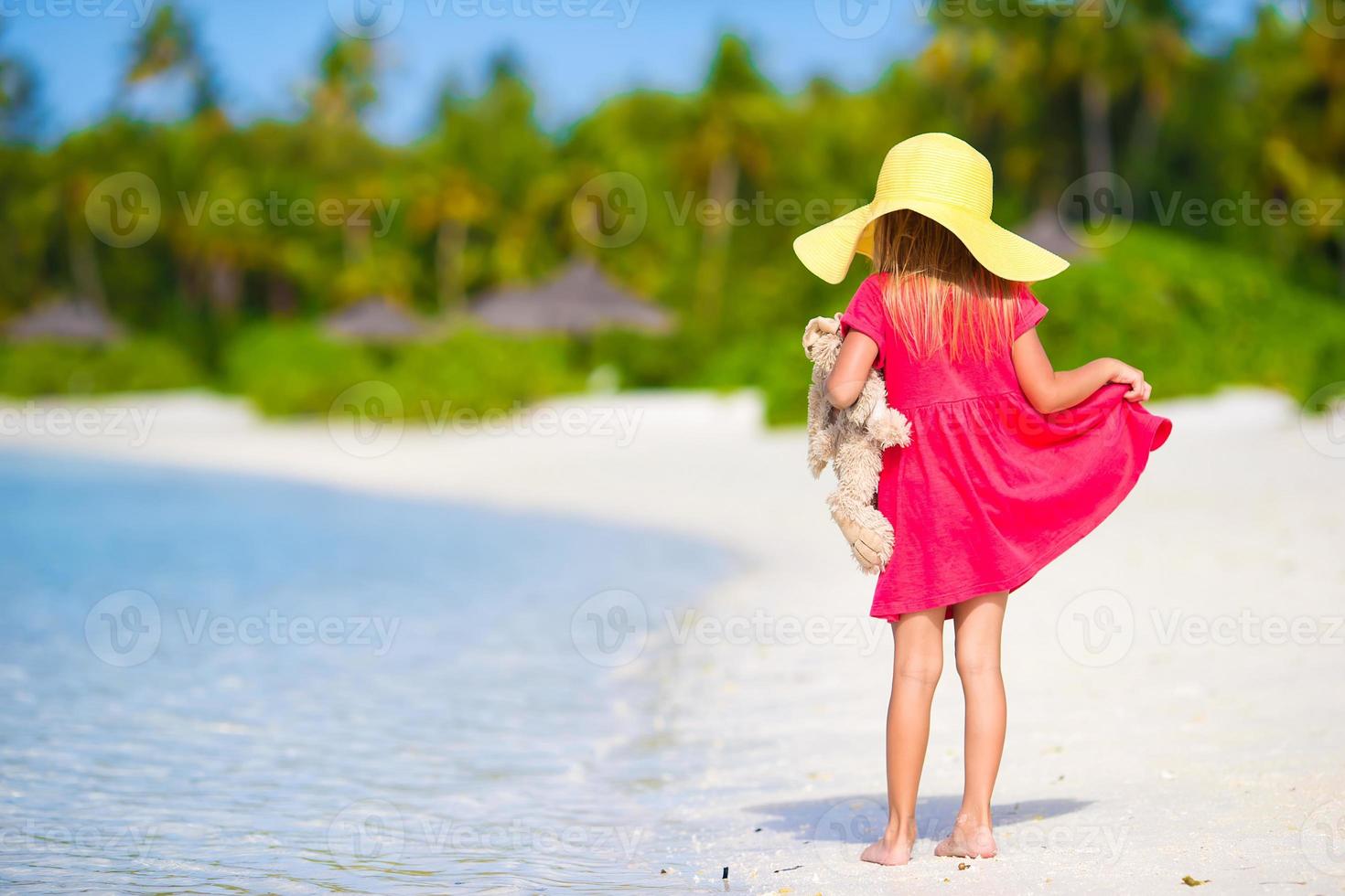 bedårande liten flicka på stranden under sommarlovet foto