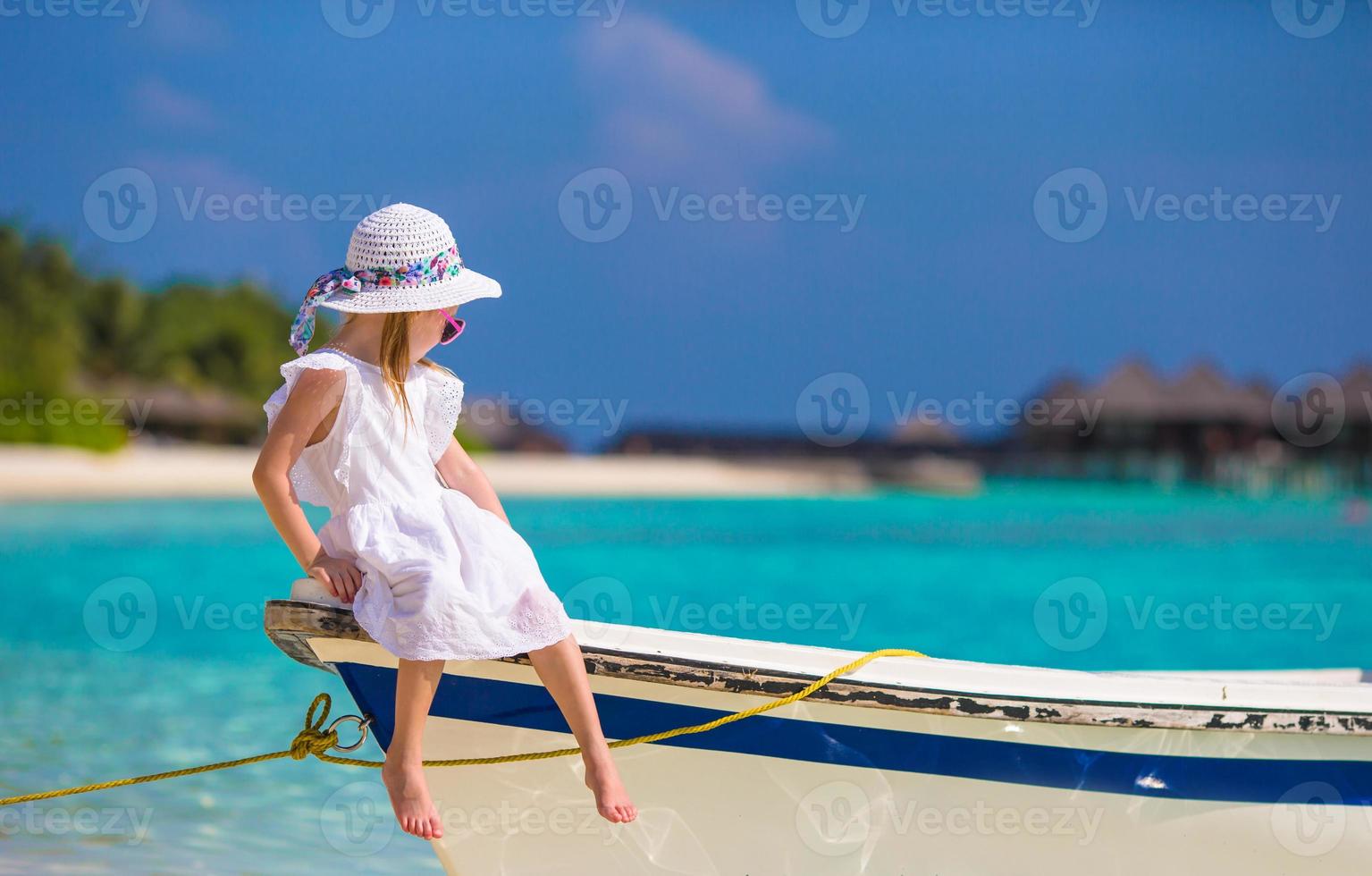 bedårande liten flicka på båt under sommarsemester foto