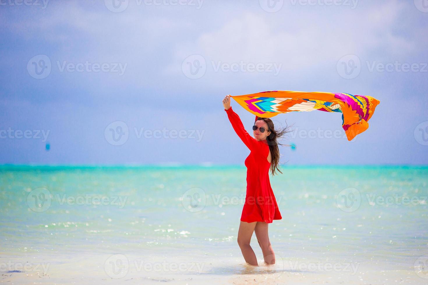 vacker ung kvinna på stranden. semester utomhus fritid lycka glädje roligt wellness koncept. hälsosam aktiv livsstil vitalitet. foto