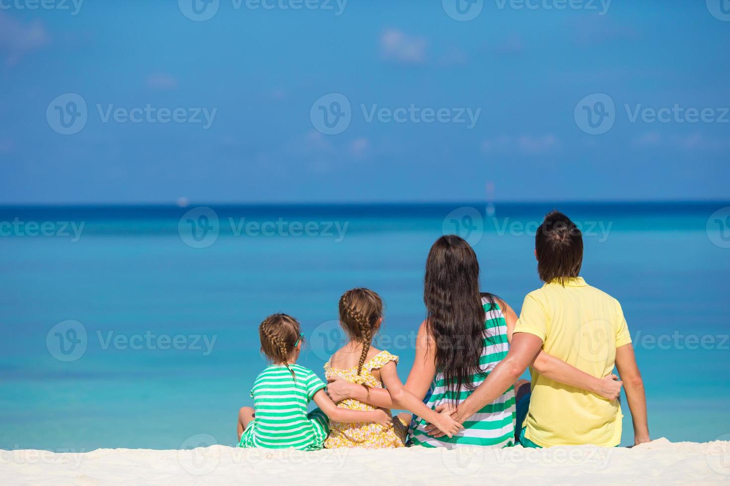 bakifrån av lycklig familj på sommarlovet foto