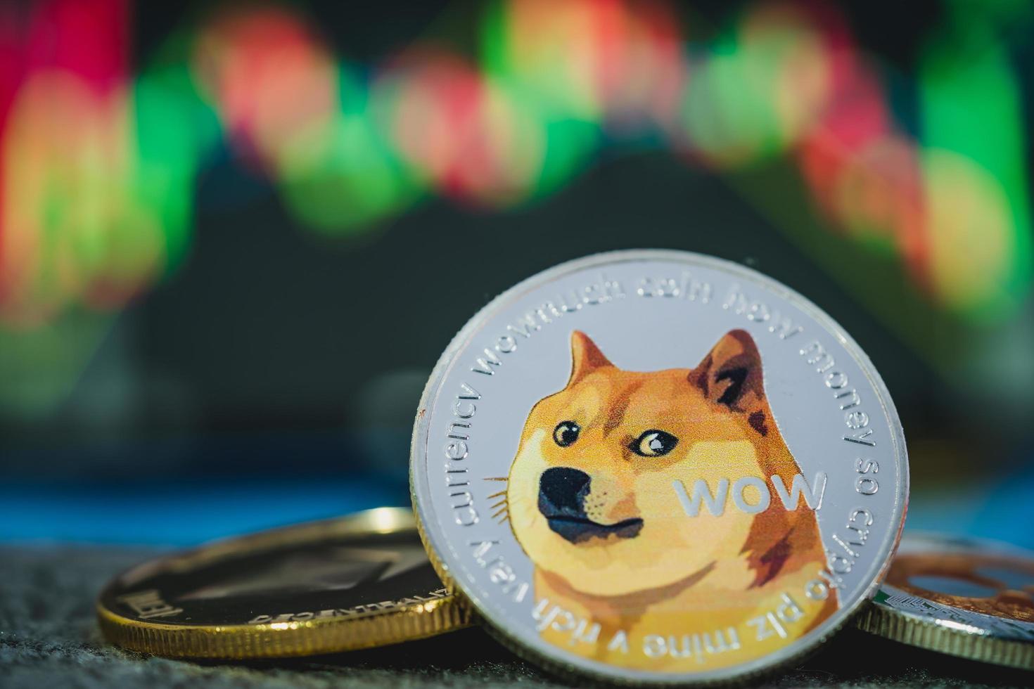 dogecoin kryptovaluta silversymbol och aktiediagram ljusstake på surfplattor. med kapitalvinst, fundamental. foto