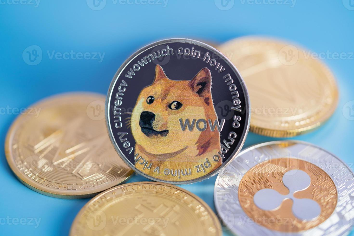 dogecoin doge-grupp ingår med kryptovaluta mynt bitcoin, ethereum eth, binance coin, zcash tron symbol virtuell blockchain-teknologi framtid är pengar koncept närbild och makrofotografering foto