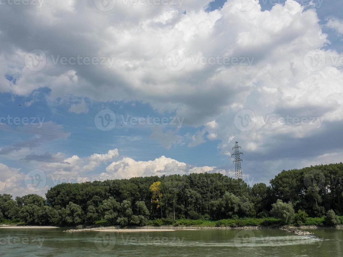 bratislava vid floden Donau foto