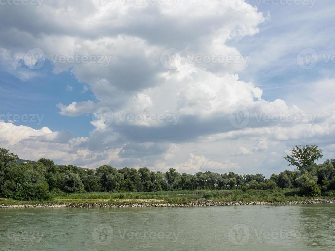 bratislava vid floden Donau foto