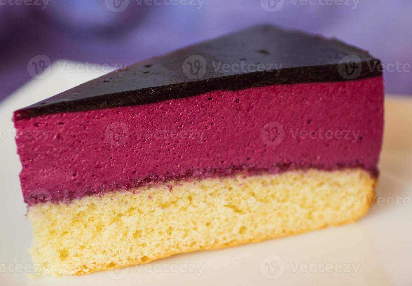 souffle cake med svarta vinbär foto