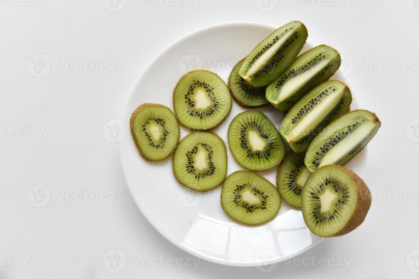 kiwi frukt skivad på en vit platta foto