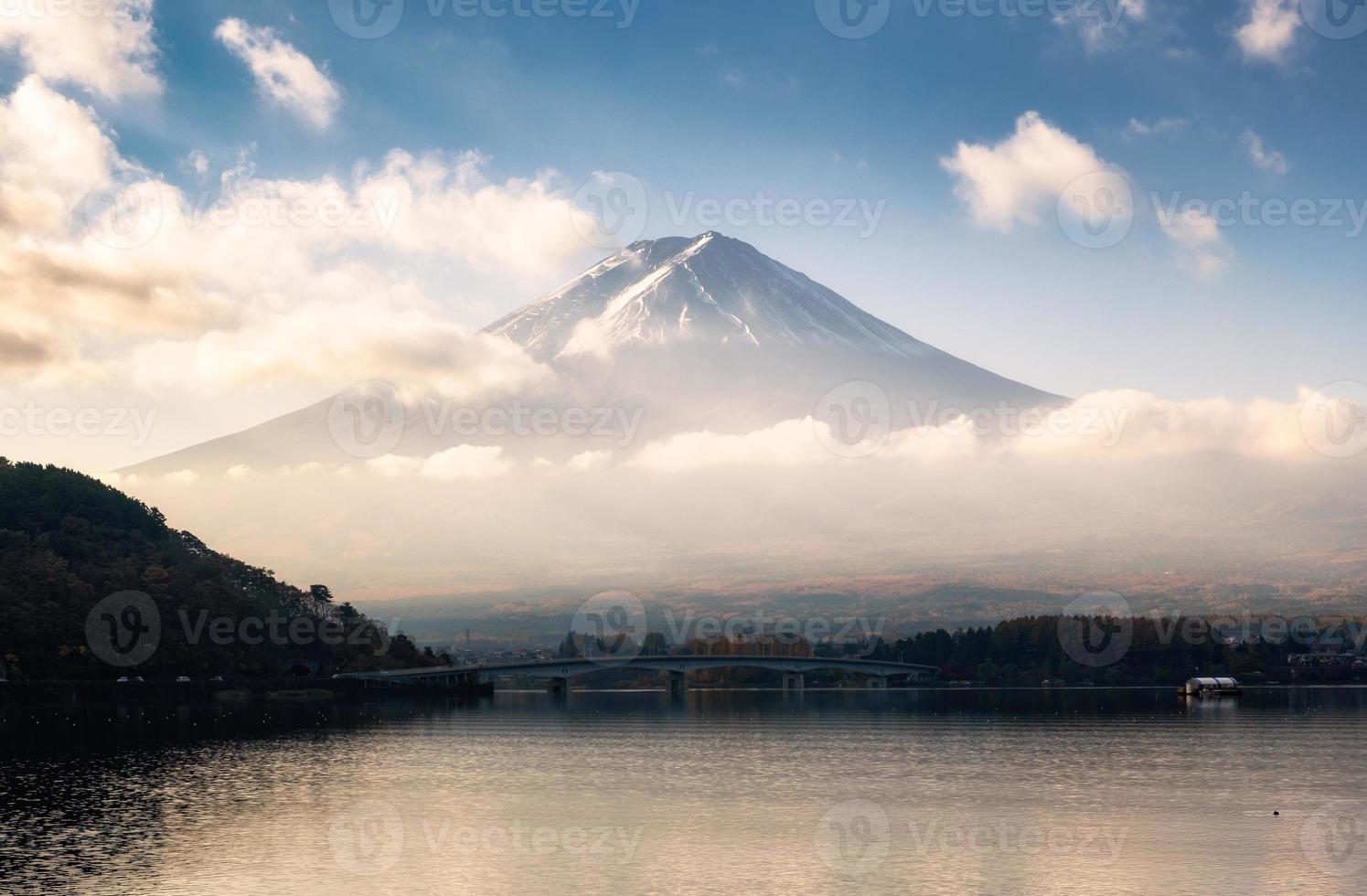 utsiktspunkt berget fuji med moln av soluppgång i kawaguchiko sjön foto