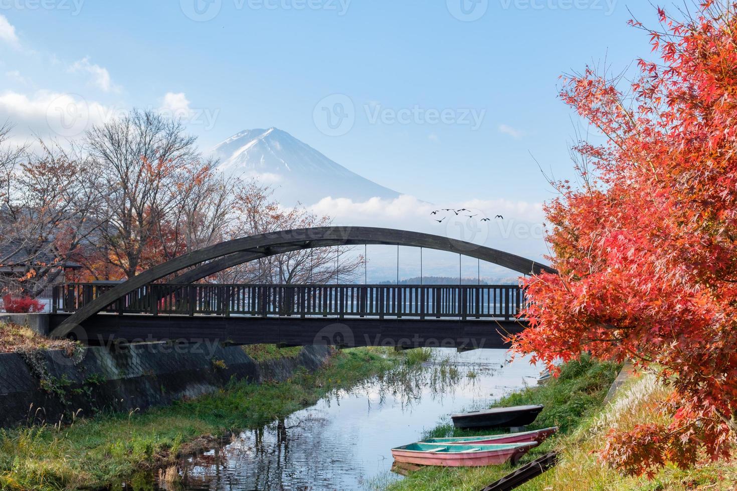 Mount Fuji med träbro och brid som flyger under höstsäsongen vid kawaguchiko sjön foto