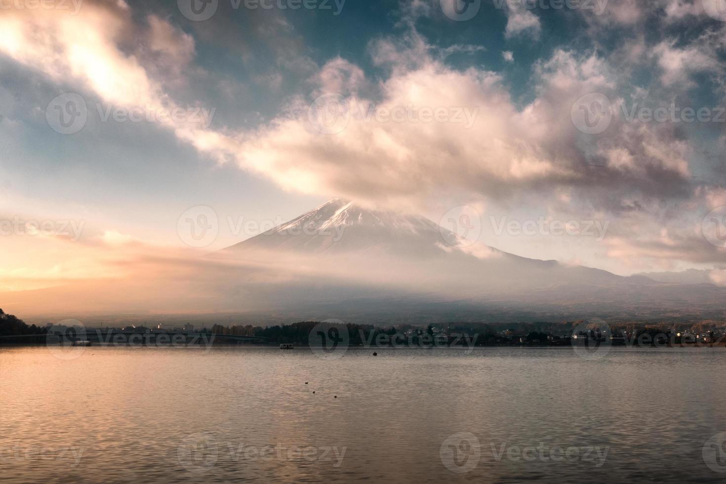 berget fuji med moln täckta på morgonen foto