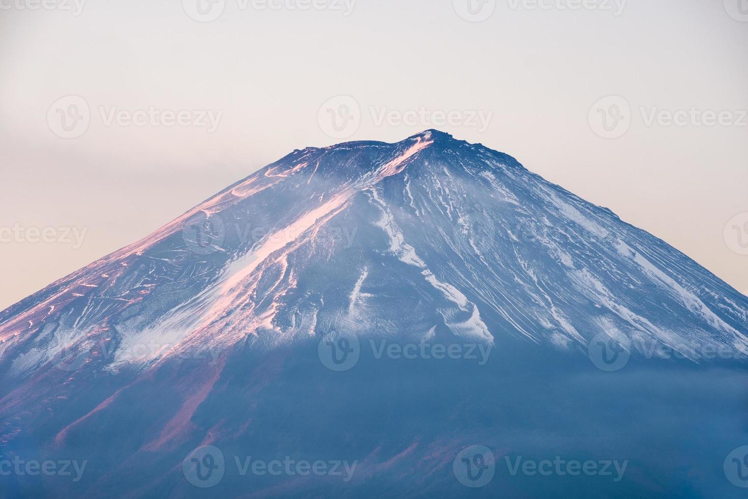 närbild mount fuji med snötäcke på morgonen vid kawaguchiko foto