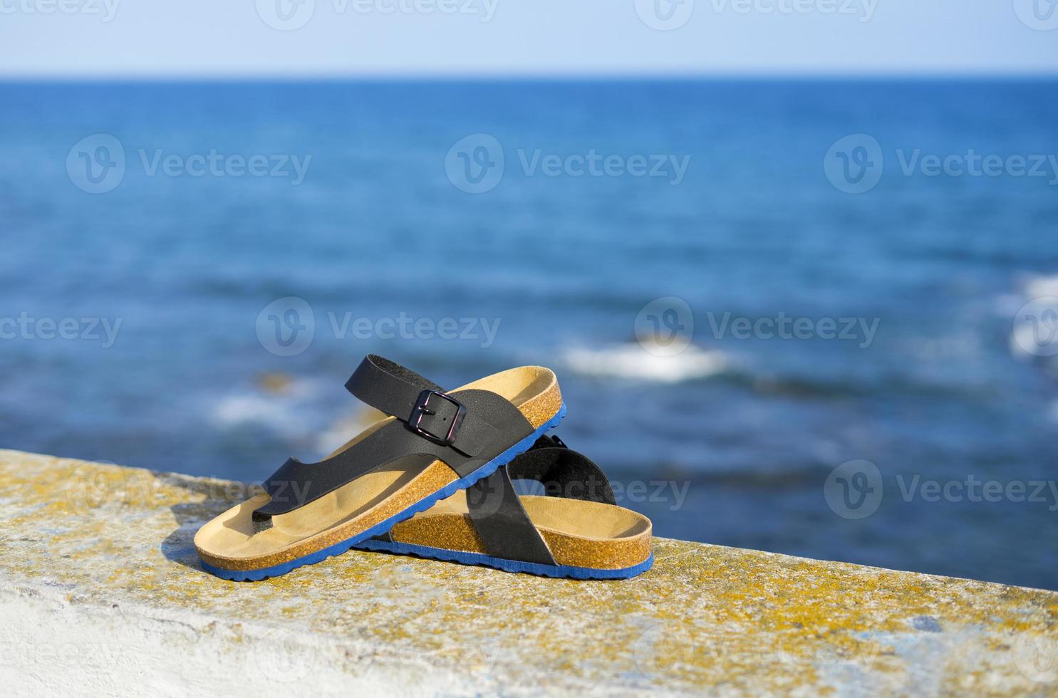moderna lädersandaler för män för strandsemester i sommarstil foto