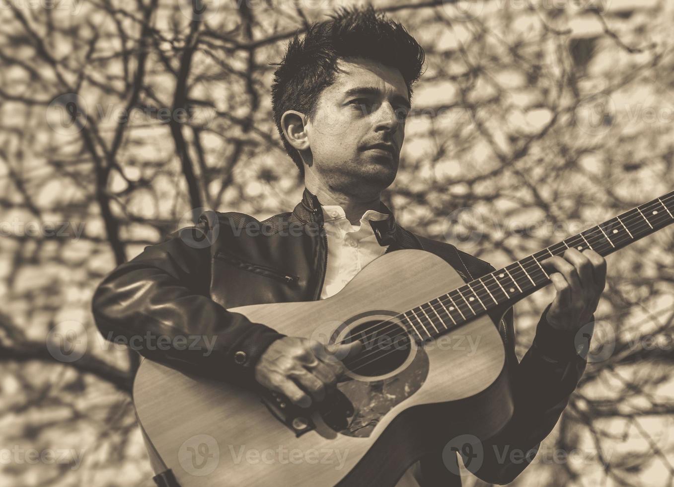 pojke spelar gitarr vintage stil foto