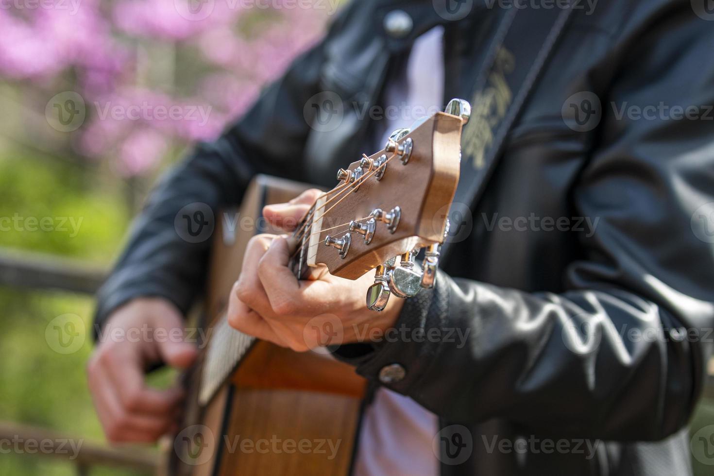 detalj av händer som spelar gitarr foto