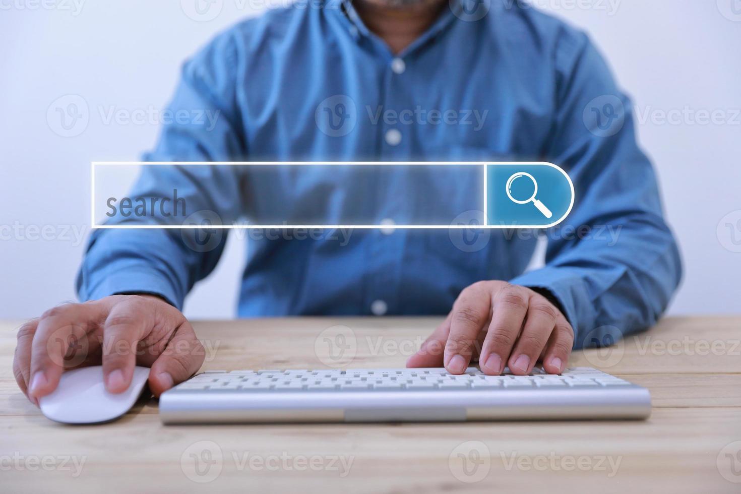 webbplats sök SEO koncept. sökmotoroptimering. affärsmannens händer använder ett datortangentbord för att söka information för framtiden. använda sökning med din webbplats. foto