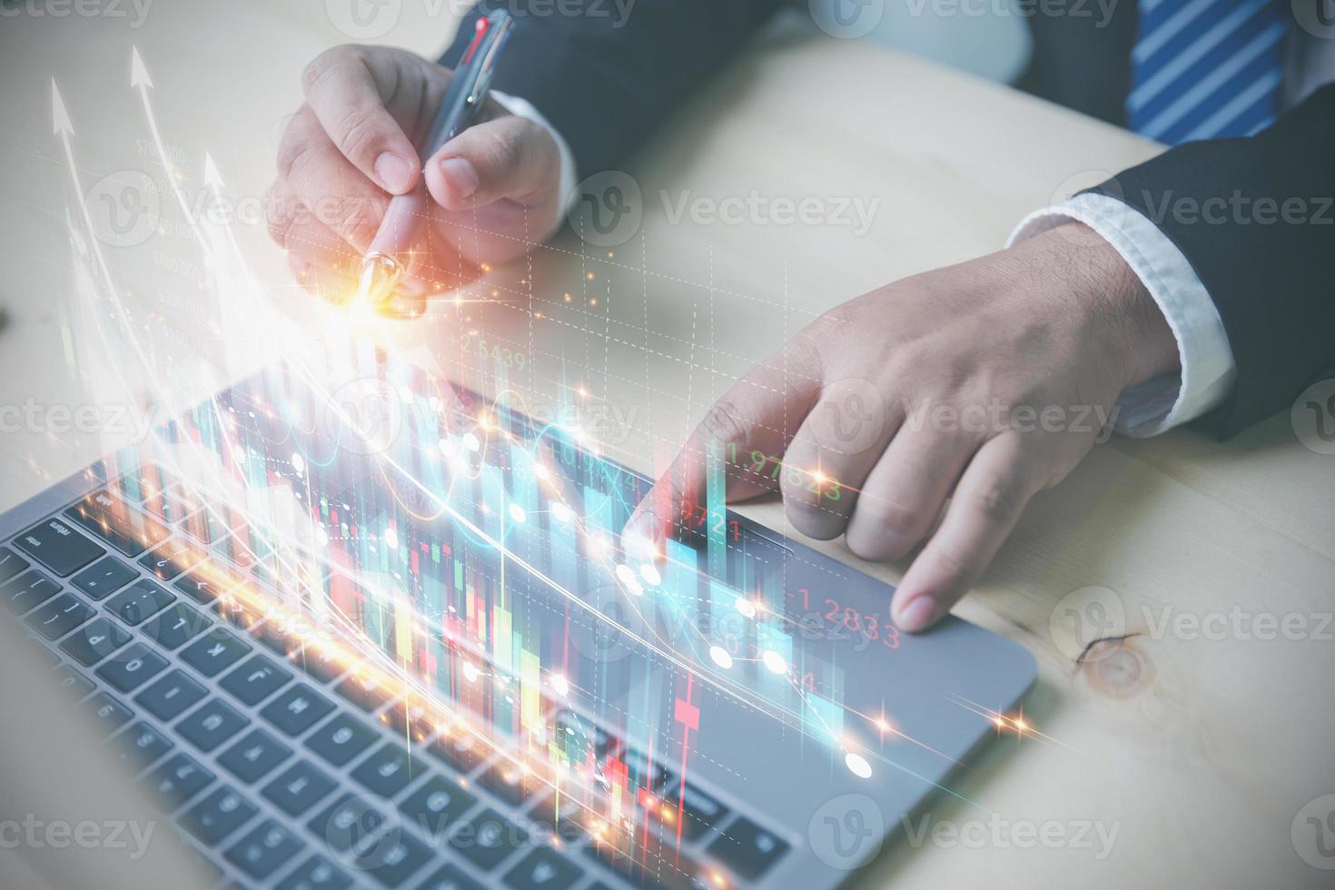 finansiella, investeringar och affärsidé. affärsman använder en bärbar dator, pekar för analys tillväxt diagram över företagsaffärer. planera strategi aktiemarknadsföring för investeringar i framtiden. foto