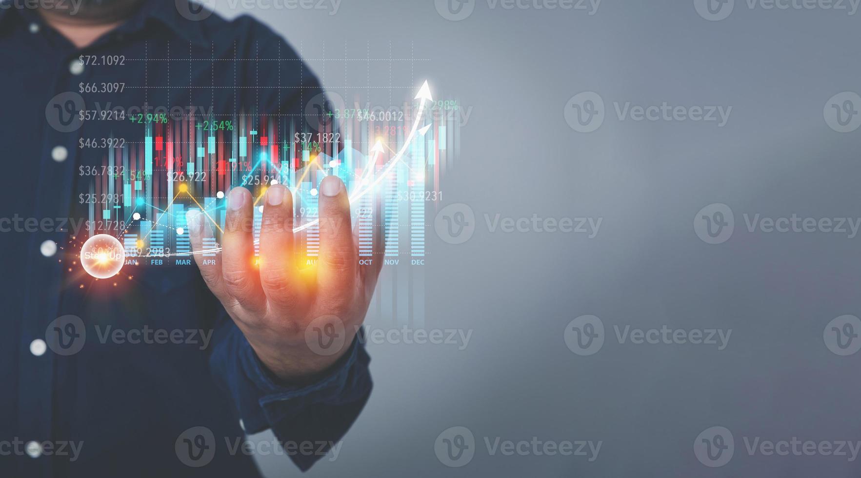 affärsman som håller grafen till hands för analys tillväxtdiagram över företagsaffärer. planera strategi aktiemarknadsföring för investeringar i framtiden. finansiella, investeringar och affärsidé. foto