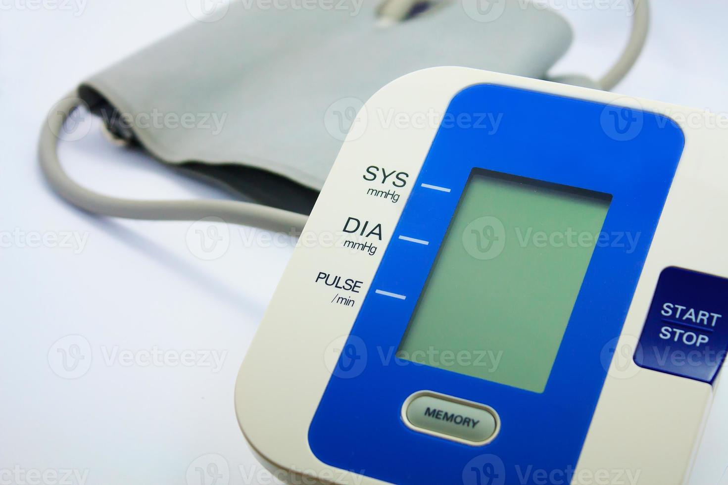 digital blodtrycksmätare på vit bakgrund foto